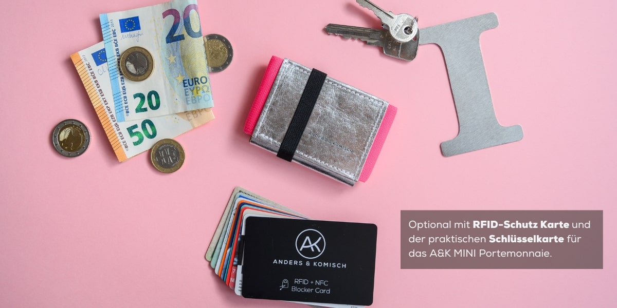slim wallet damen in Silber/pink auf rosafarbigen Hintergrund mit möglichem Inhalt gezeigt: Karten, Ausweise, Scheine, Münzen und eine Schlüsselkarte.